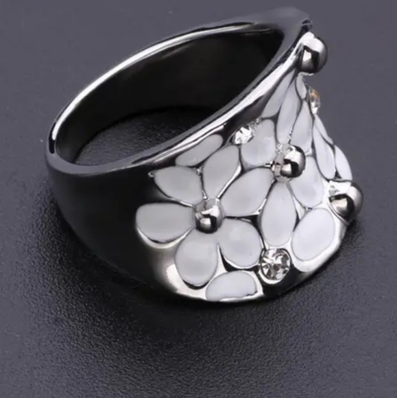Gorgeous must have fashion Jewelry. Silver white petal ring. Stunning. - Picture 5 of 7